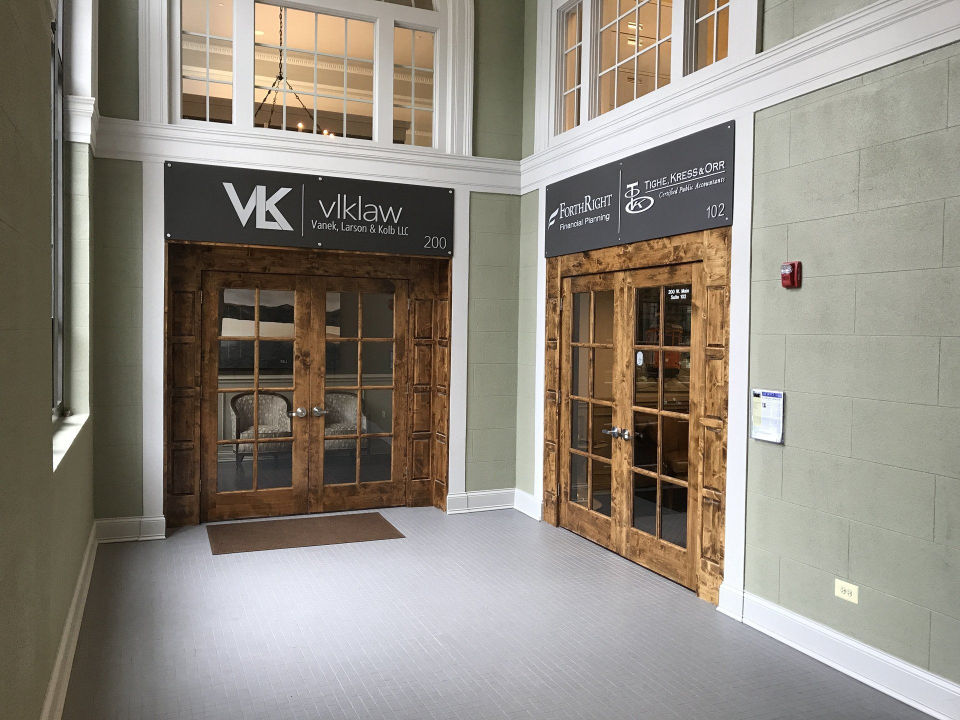 A hallway with a sign that says vk on it
