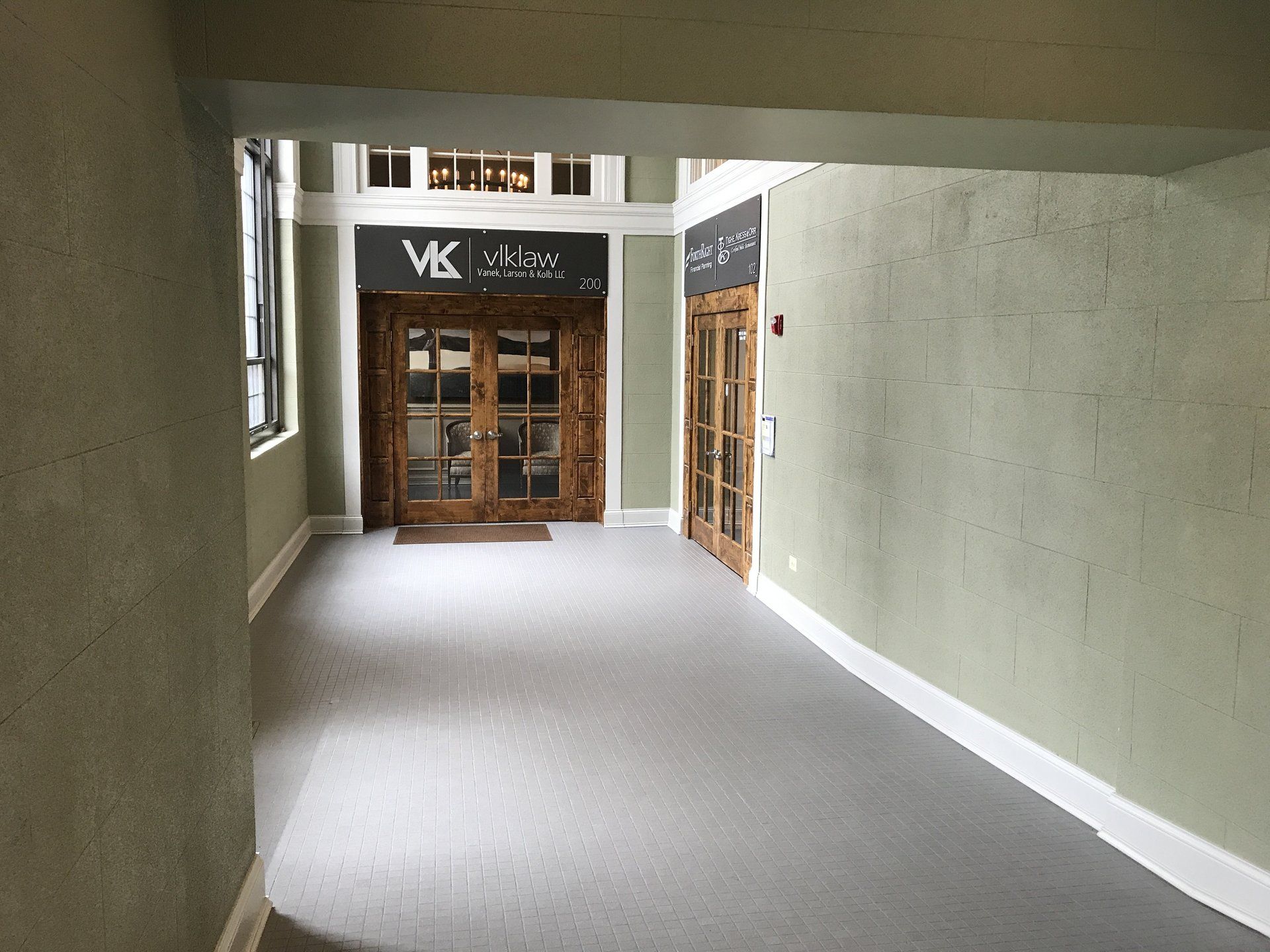 A hallway with a sign that says vk on it