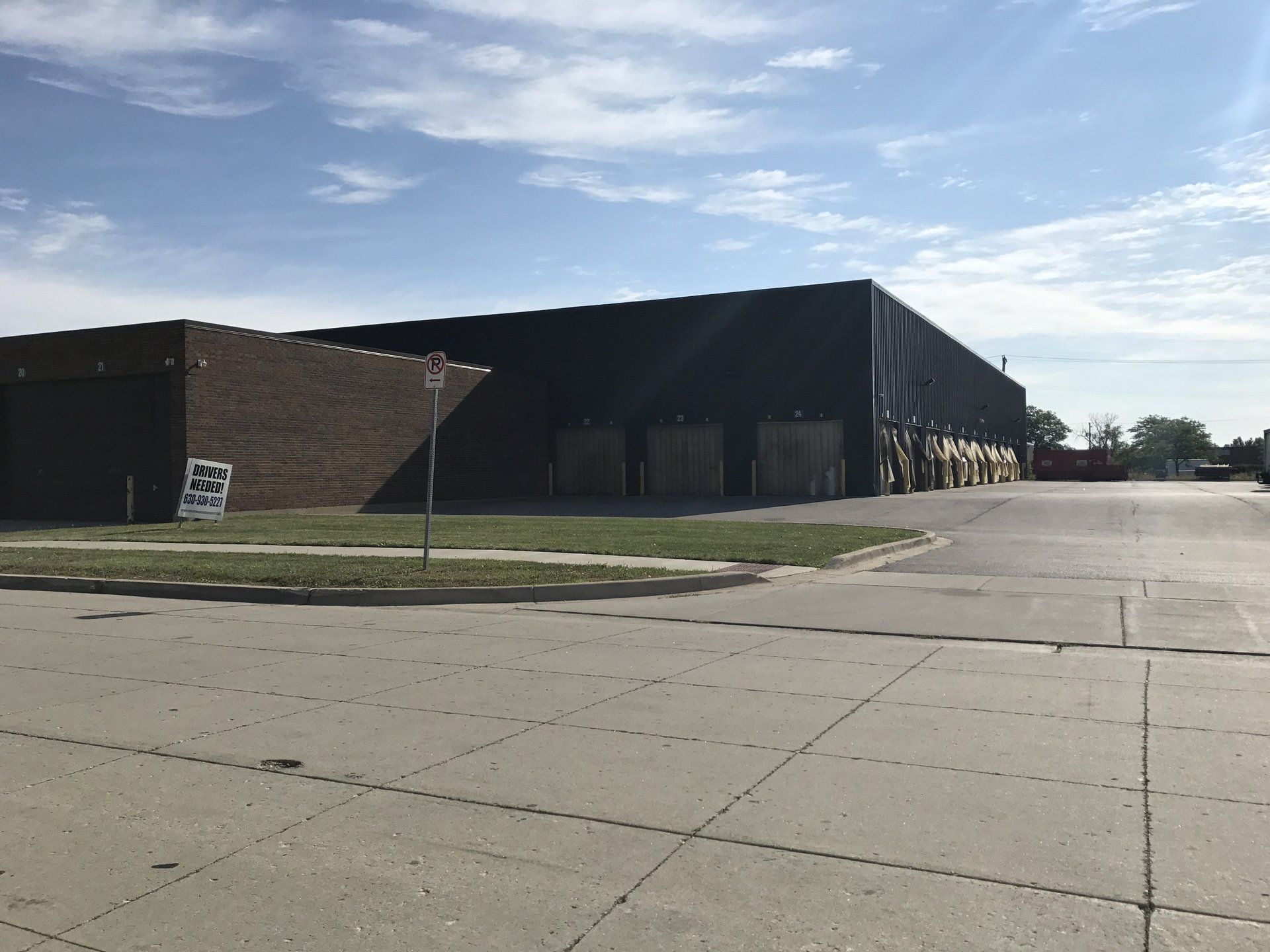 A large building is sitting on the side of a road.