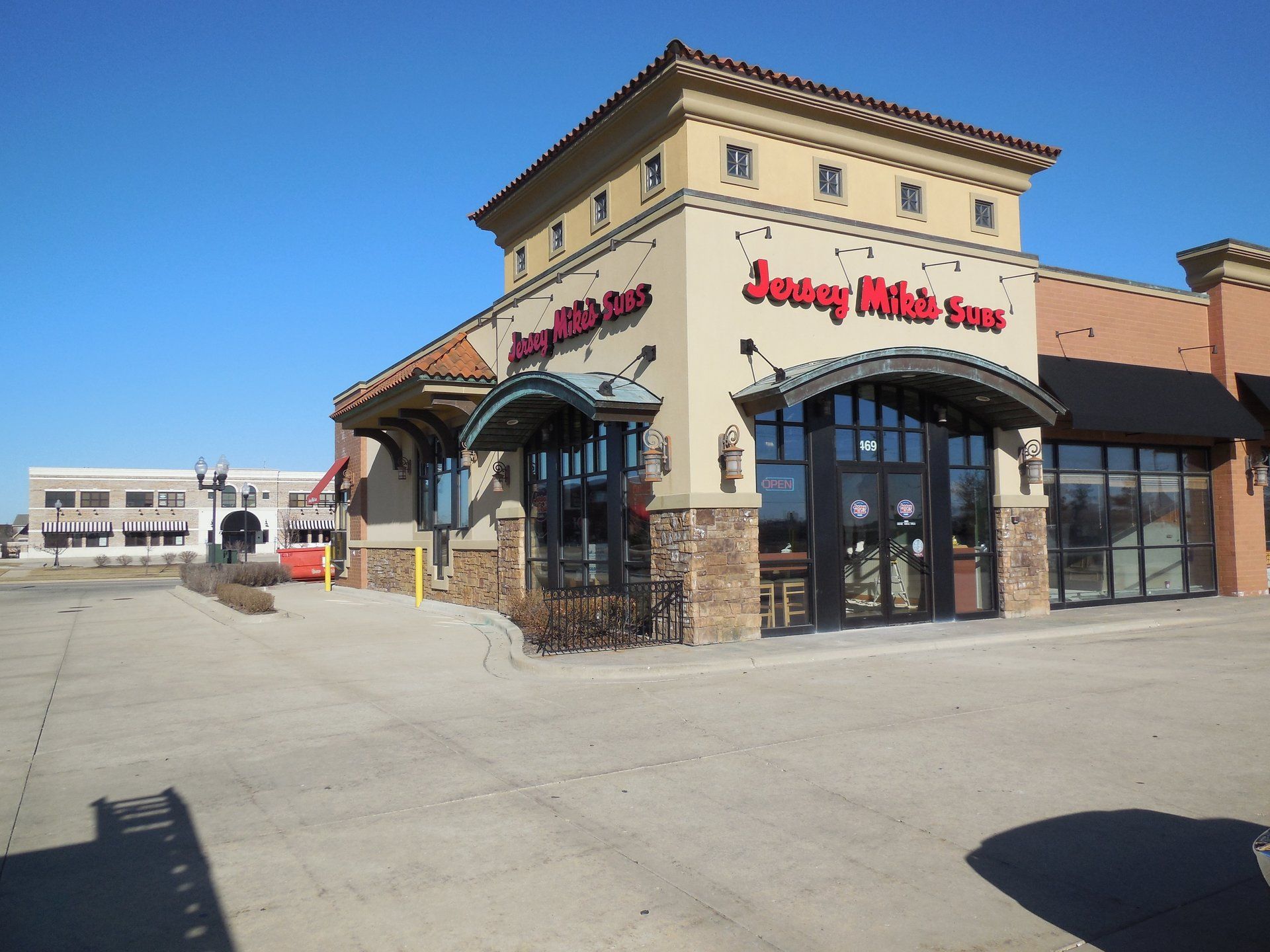 A building with a sign that says jerky mike 's