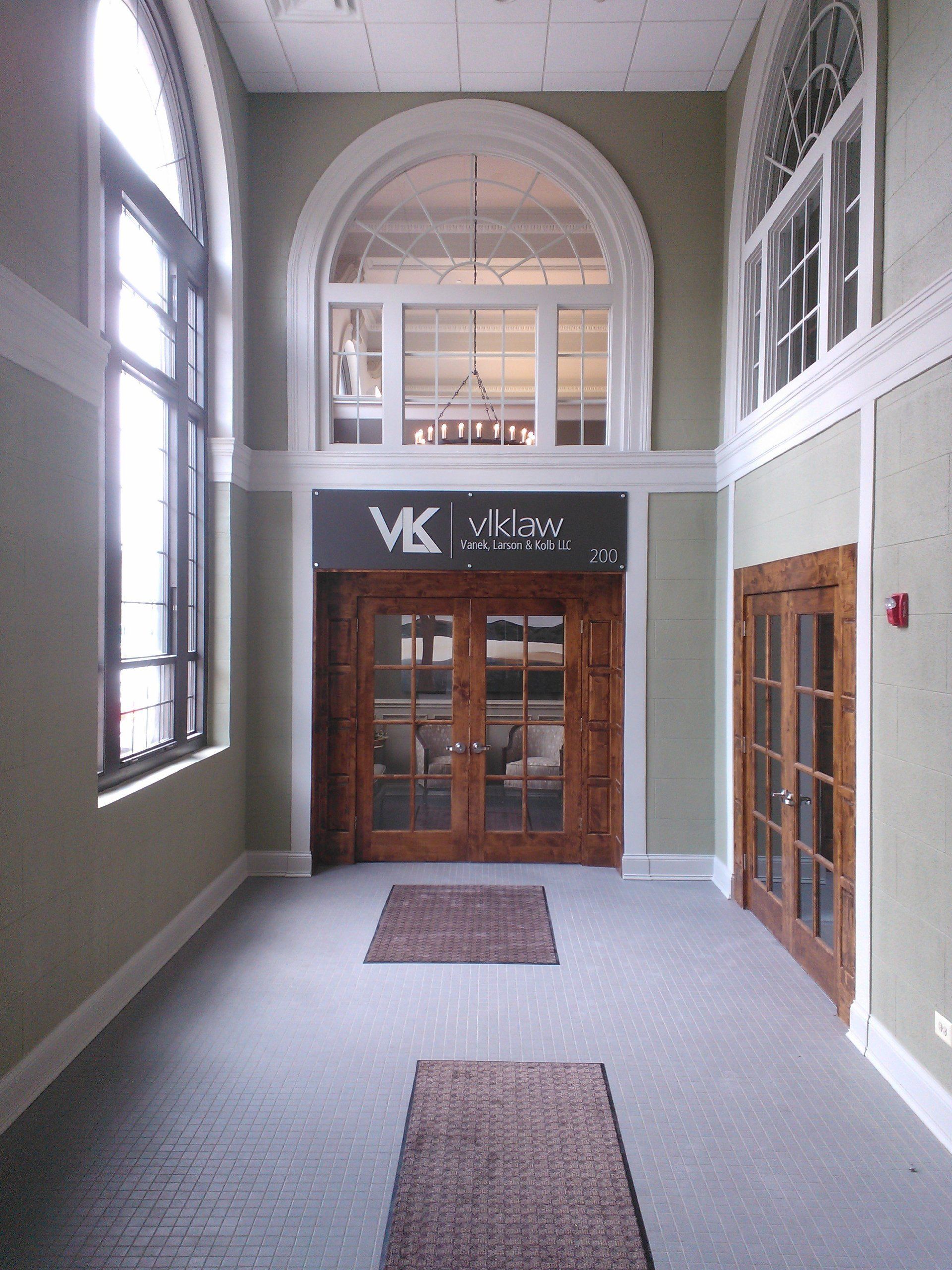 A hallway with a sign that says vk on it