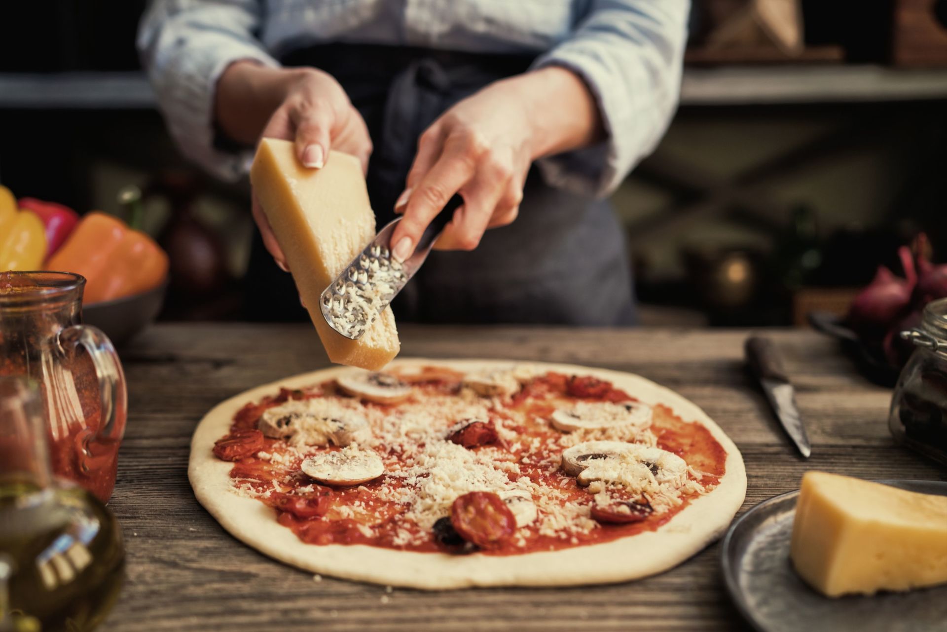 pizzaiolo prepara pizza