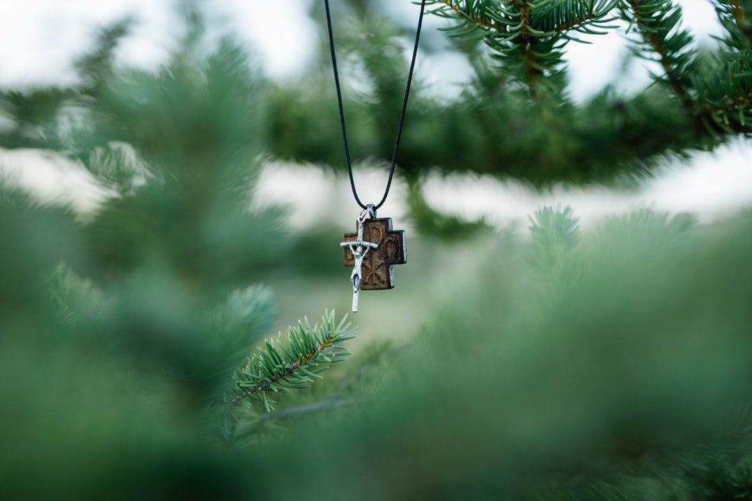 collana con crocifisso