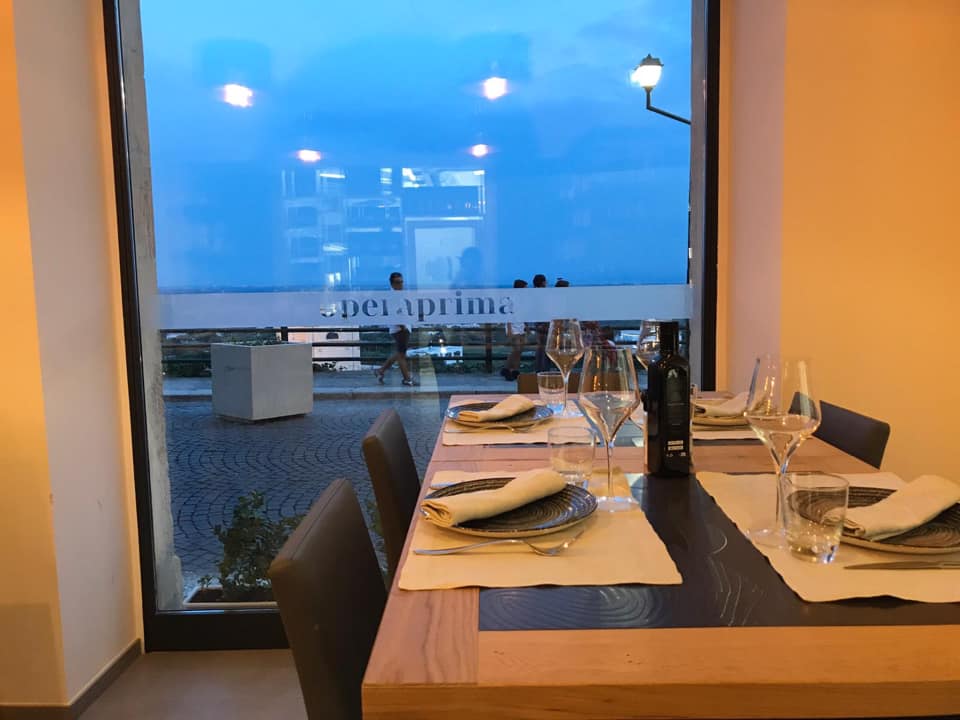 ristorante con tavoli vista mare
