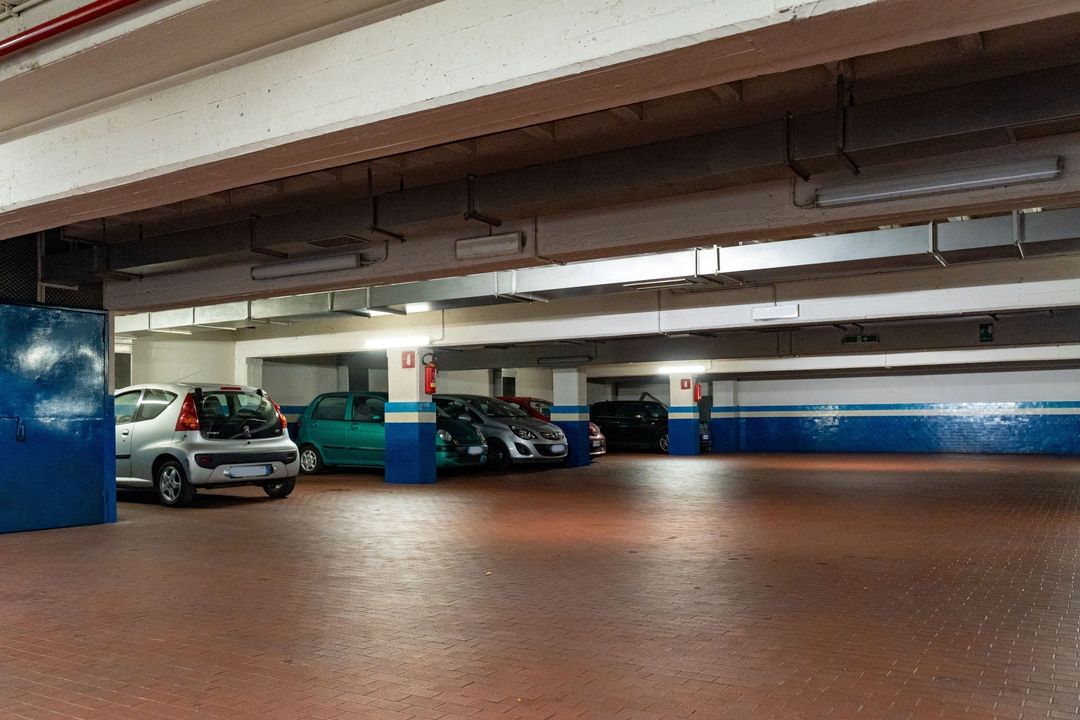 Auto parcheggiate sfocate