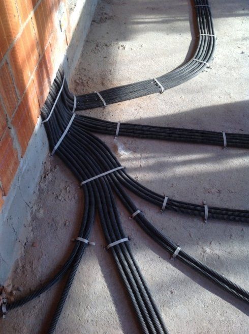Posa di condutture elettriche a pavimento