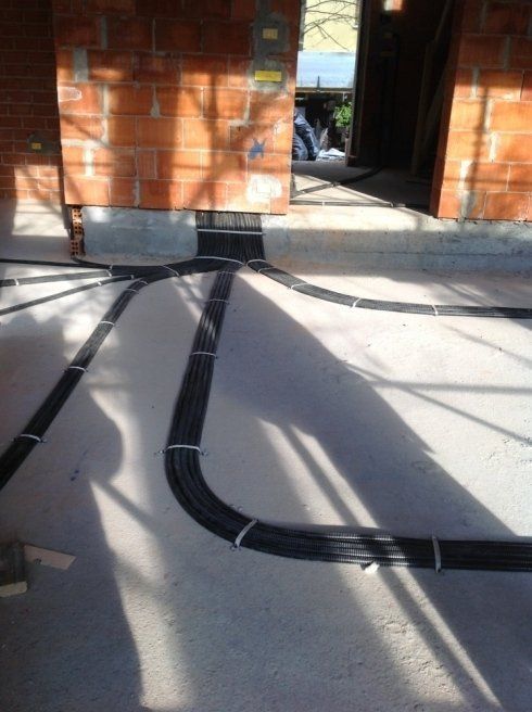 Posa delle condutture elettriche in unità residenziale