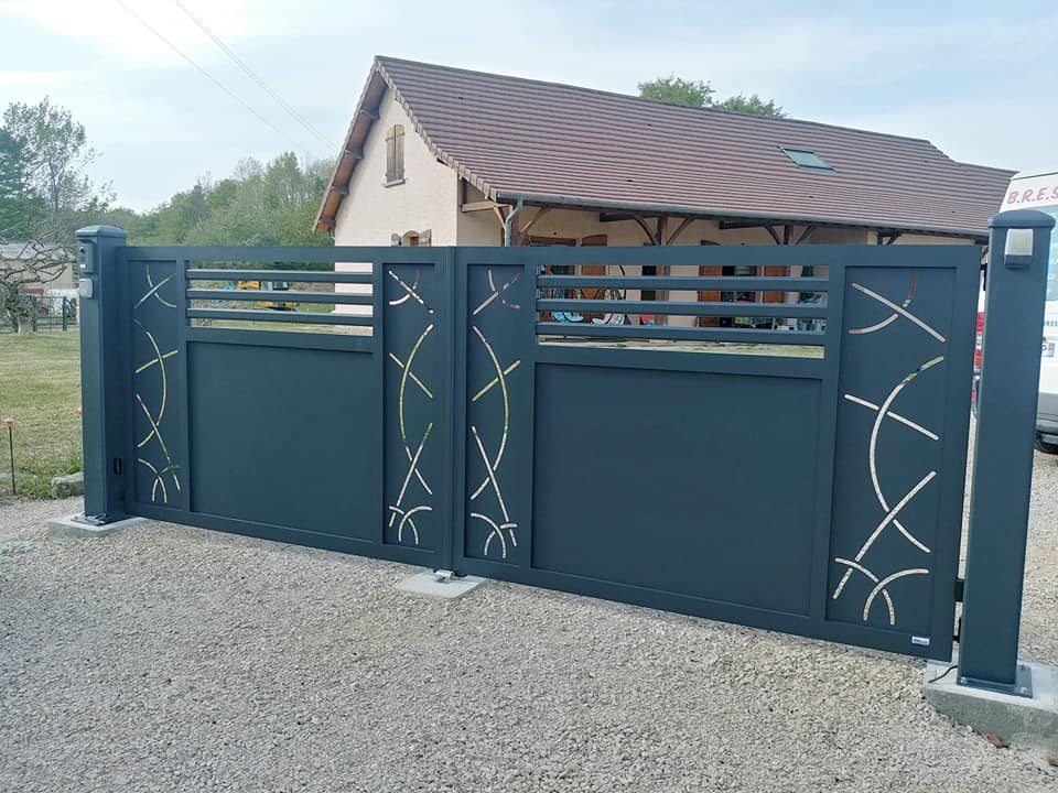 Portail Bredok installé par TRIHOME Menuiseries à SAGY, en Bresse bourguignonne