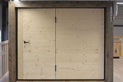 Porte de Garage finition Bois naturel avec accès piéton réalisation Trihome