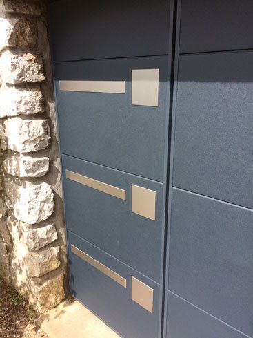 porte de garage moderne avec accès piéton réalisation Trihome