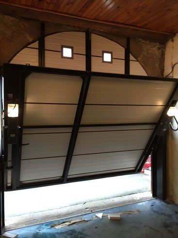Vue intérieure d'une porte de garage autoportée réalisation Trihome