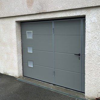 Porte de garage avec accès piéton réalisation Trihome