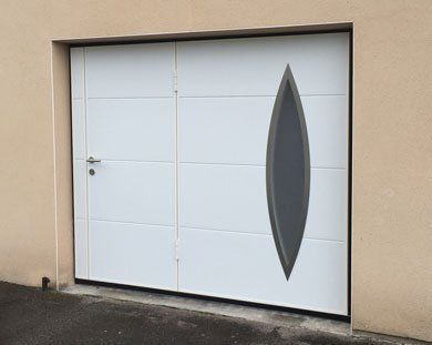 Porte de garage blanche avec accès piéton réalisation Trihome