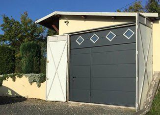 Porte de garage autoportée noire réalisation Trihome