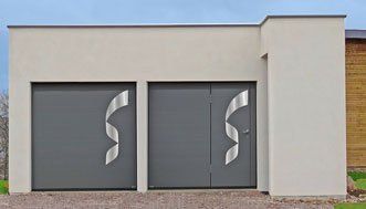 Double porte de garage design moderne gris et verre réalisation Trihome