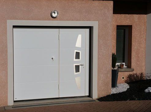 Porte de garage blanche avec regards en verre réalisation Trihome