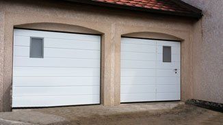 Double porte de garage blanche réalisation Trihome