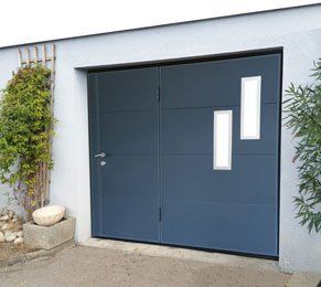 Porte de garage bleue avec accès piéton réalsiation Trihome