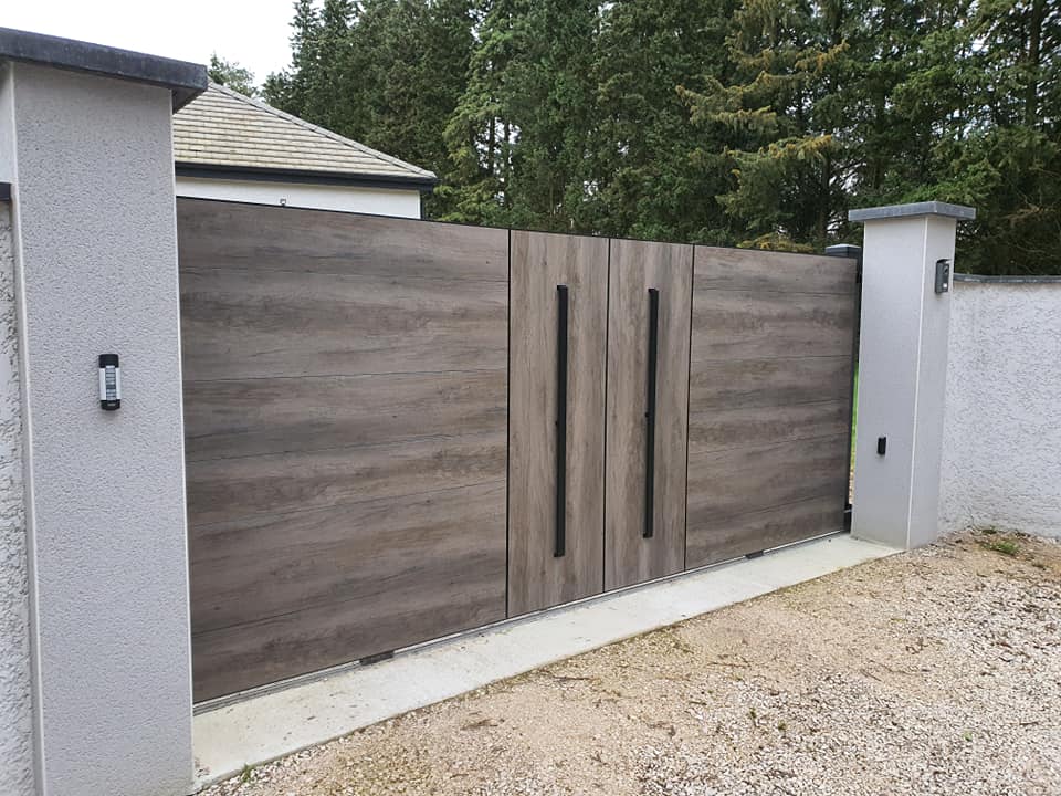 Portail Woodstock aspect bois avec panneau en fibre plaxé installé par TRIHOME Menuiseries à Ormes en en Bresse Louhannaise