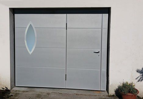 Porte de garage alu argentée et verre réalisation Trihome