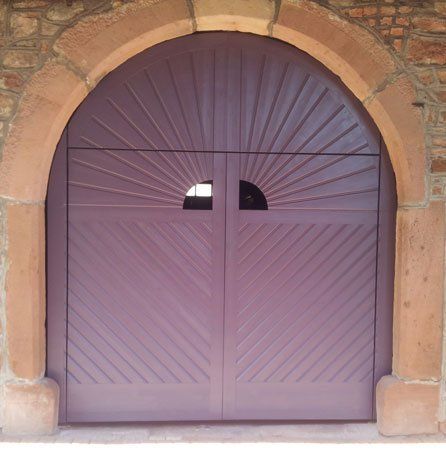 Porte de garage voutée mauve réalisation Trihome