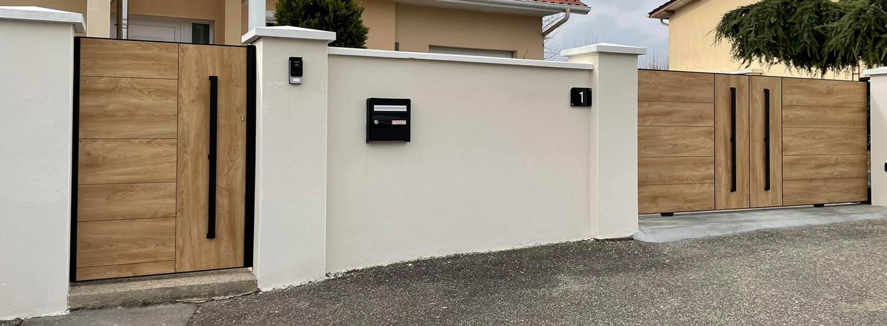 Portail coulissant motorisé installé par TRIHOME Menuiseries à Louhans en Bresse Louhannaise