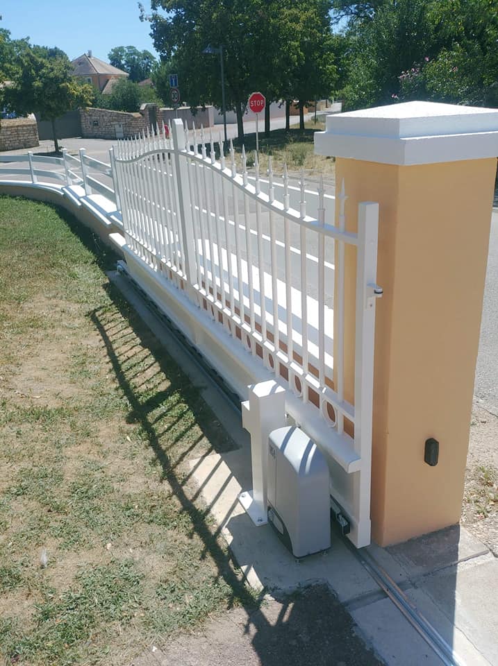 Portail aluminium motorisation DEA installépar TRIHOME Menuiseries à Champorgeuil en en Bresse Louhannaise