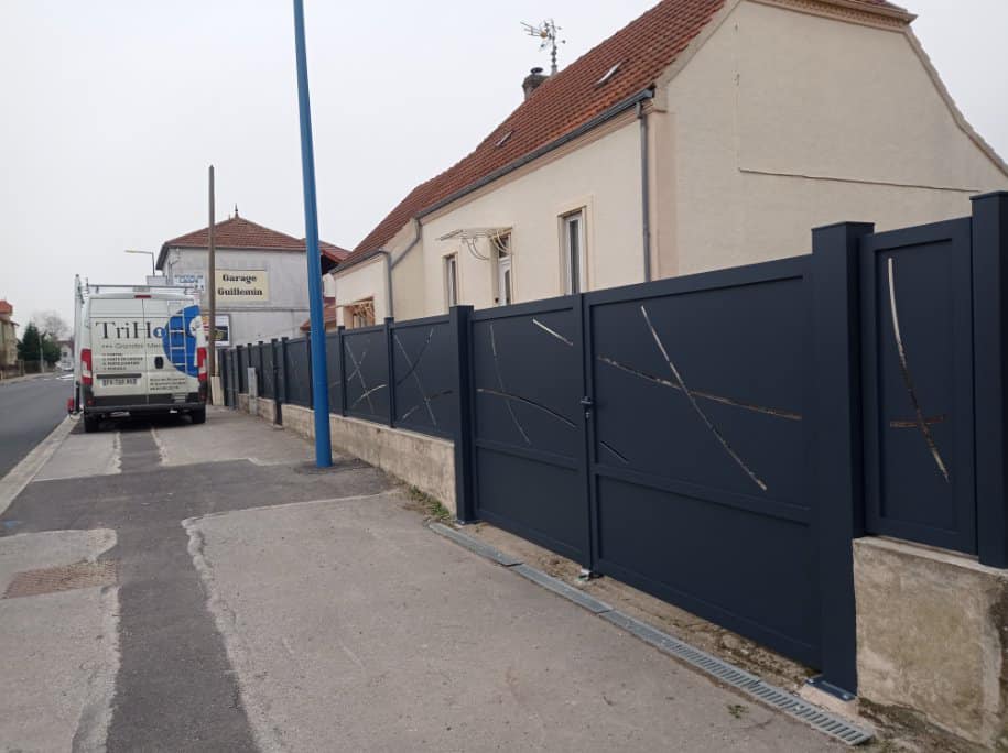 Portail avec motifs en découpe sur mesure installé par TRIHOME Menuiseries à Saint-Germain-du-Bois
