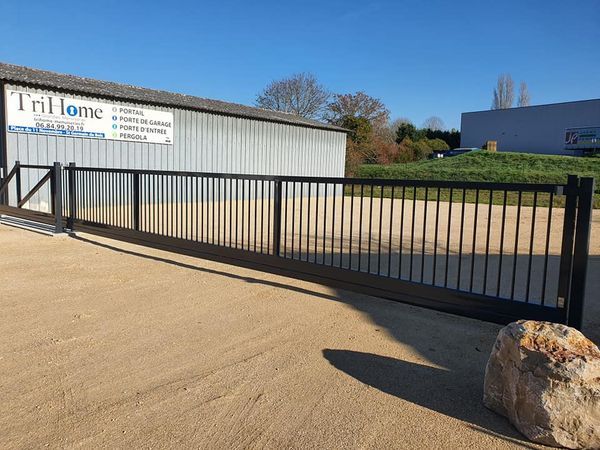 Portail industriel XXL motorisé installé à Pierre de Bresse par TRIHOME Menuiseries, en Bresse bourguignonne