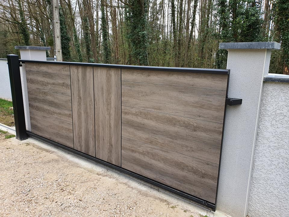Portail Woodstock motorisé installé par TRIHOME Menuiseries à Ormes