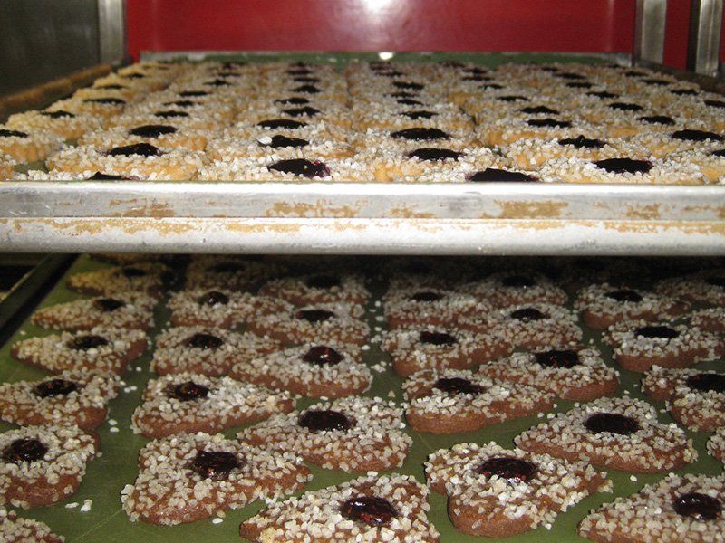 biscotti con marmellata e chicchi di zucchero