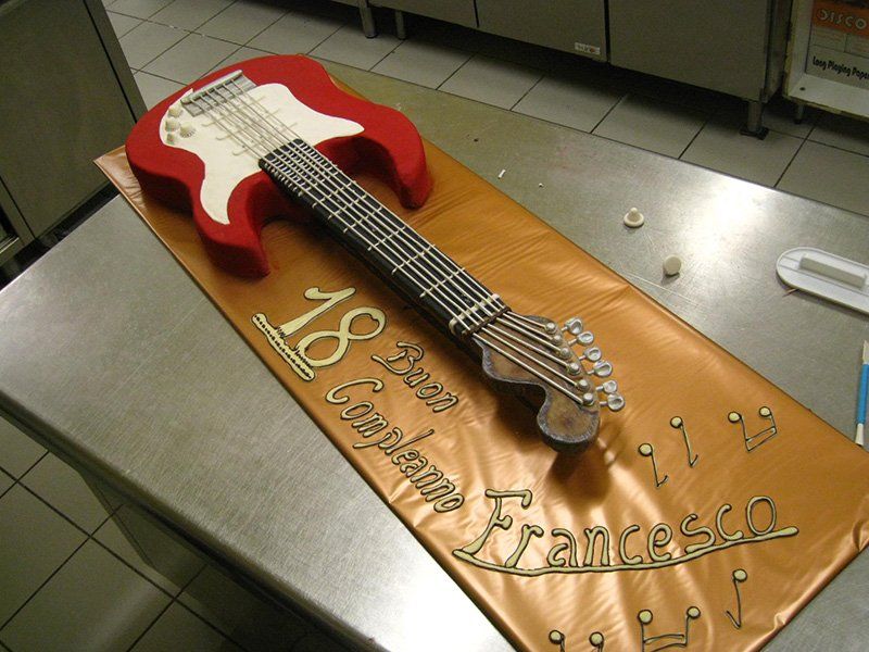 torta personalizzata a forma di chitarra
