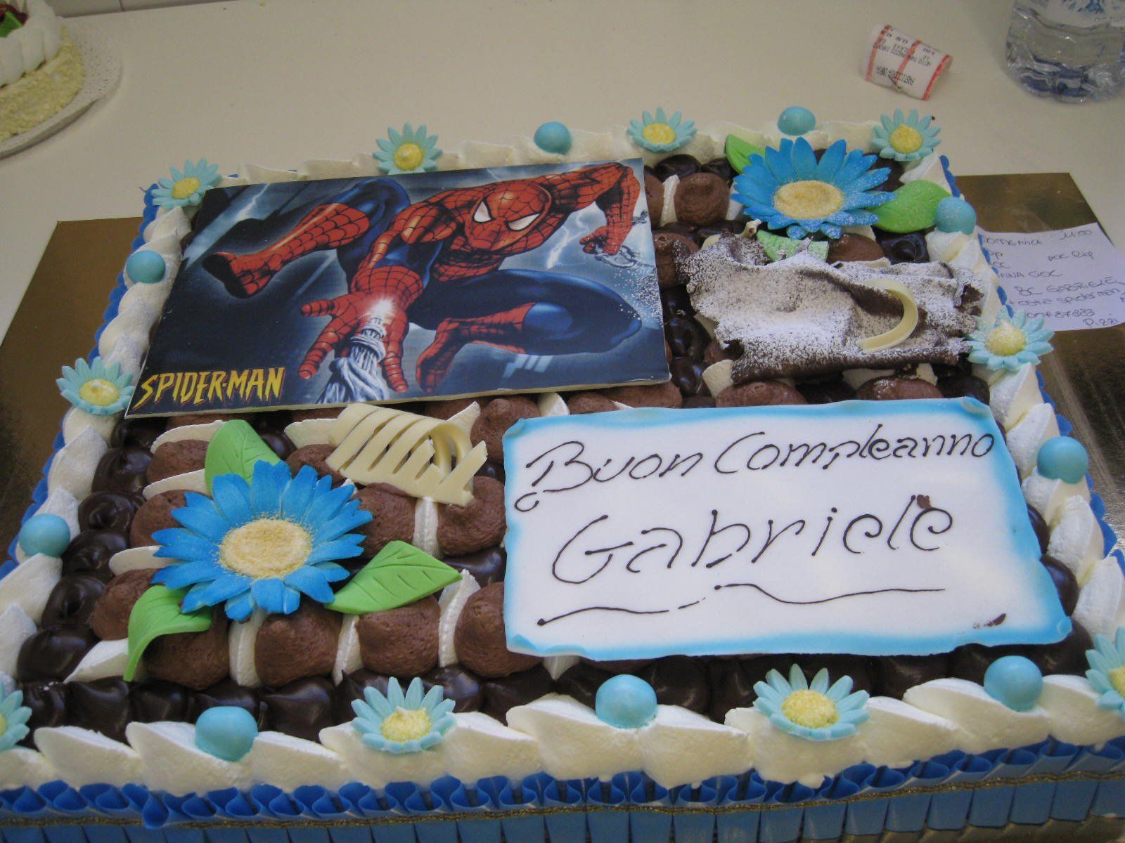torta con stampe di supereroi