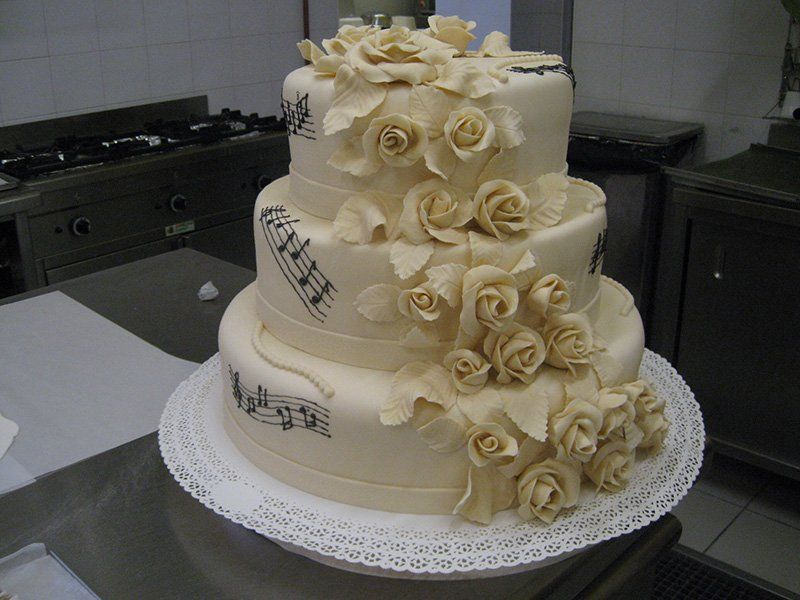 torta con rose di cioccolato bianco