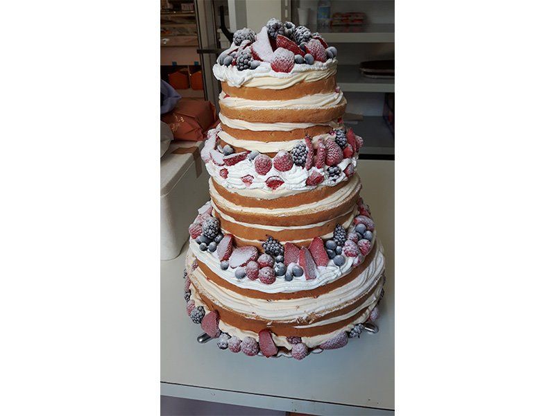torta assemblata con panna e fragoline