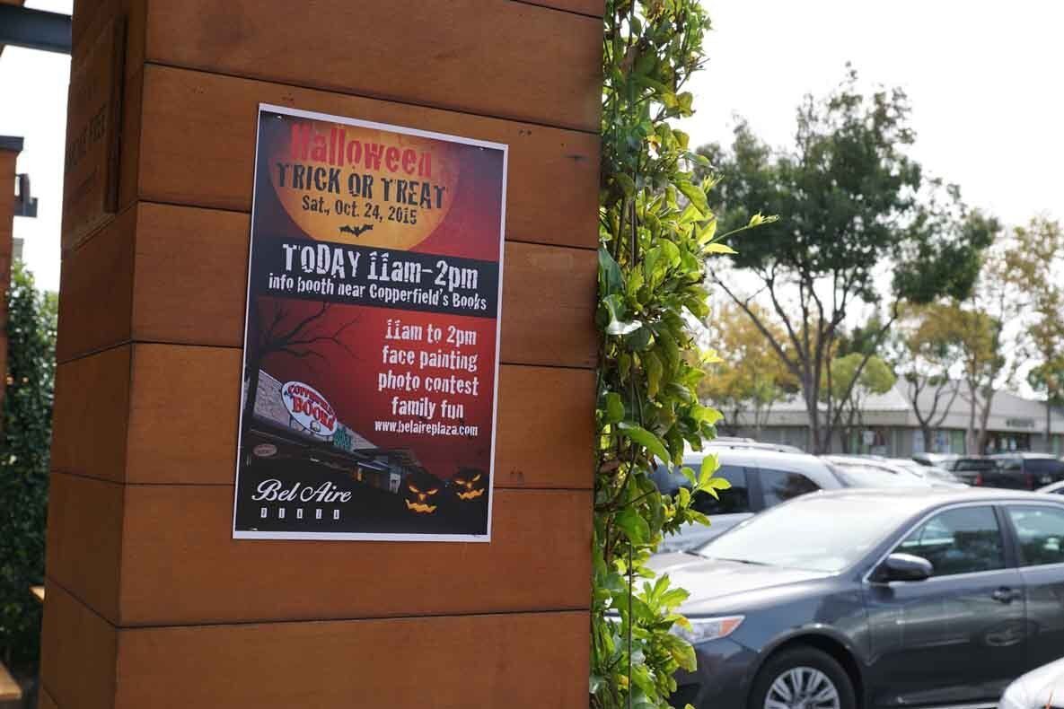 A sign that says hollywood trick or treat on it