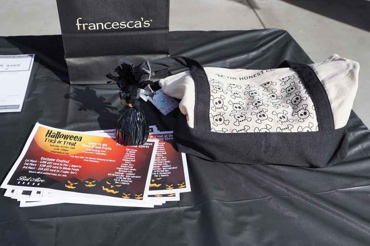 A table with a sign that says francesca 's on it