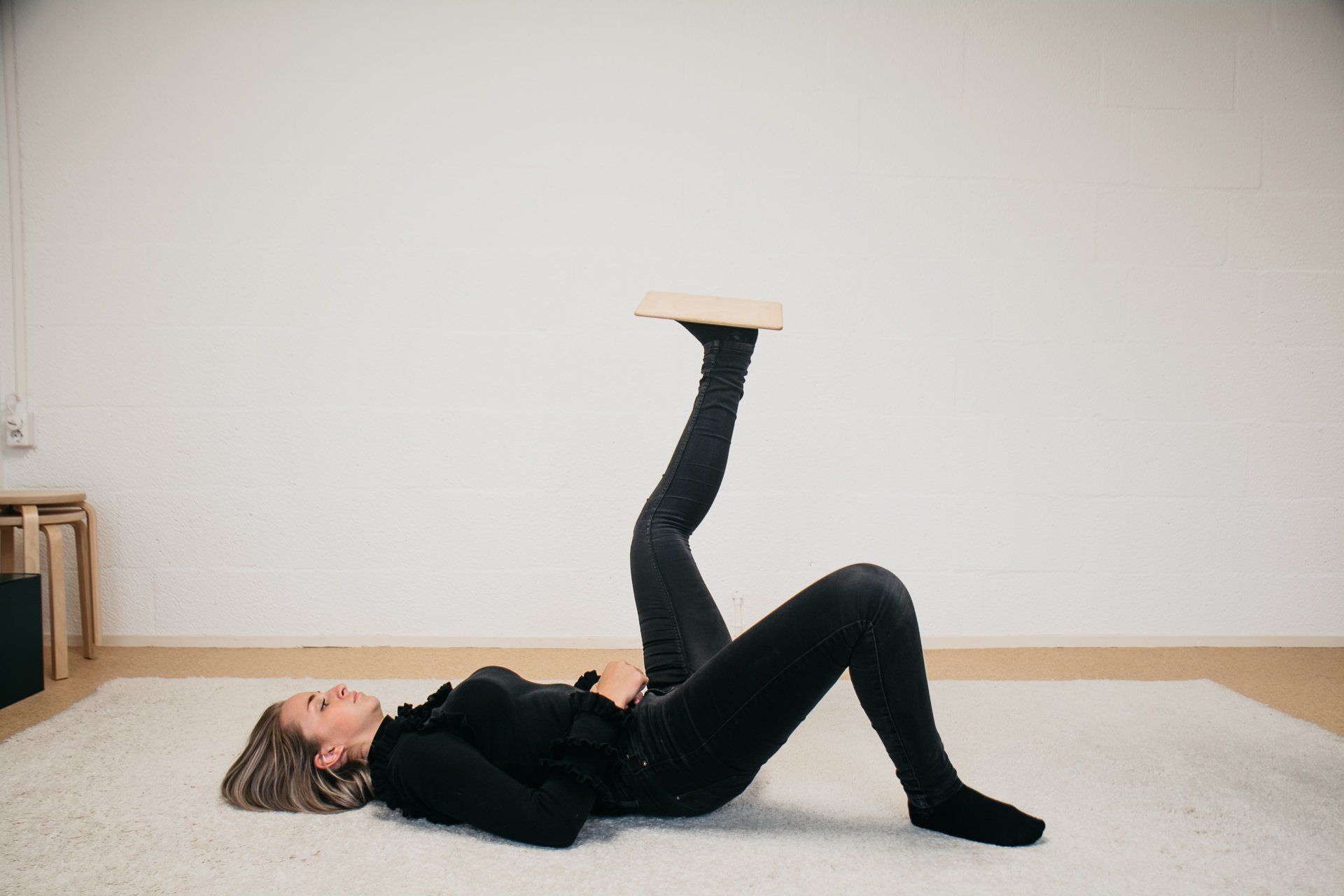 Tijdens mijn individuele en (online) groepslessen bewegen we door de Feldenkrais Methode met aandacht (Awareness Through Movement) of word je bewogen (Functionele Integratie).
