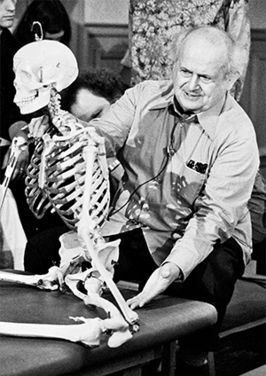 Dr. Moshe Feldenkrais (Rusland 1904 - Israël 1984) is de grondlegger en naamgever van de methode. Feldenkrais gaat uit van de eenheid van lichaam en geest: een verandering in bewegen leidt tot een verandering in denken, zelf waarnemen en voelen.
