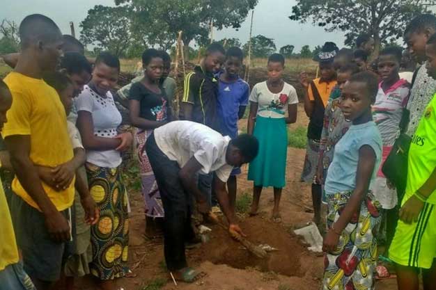 kids digging