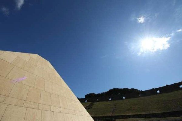 piramide in legno