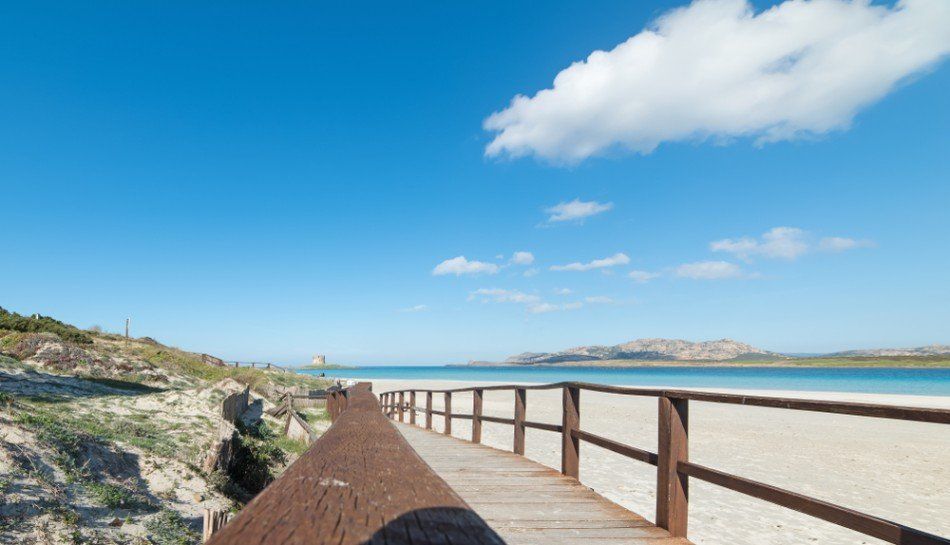 passerella in legno in spiaggia