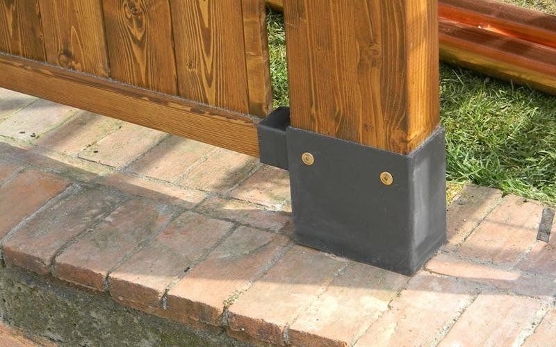 travi in legno con basi in acciaio