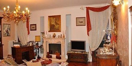 sala con caminetto e tende d’arredamento