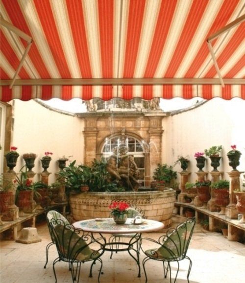 Tenda da sole a razze rossa e bianca