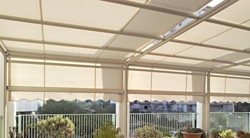 Recinzione di terrazza con tende de sole bianche