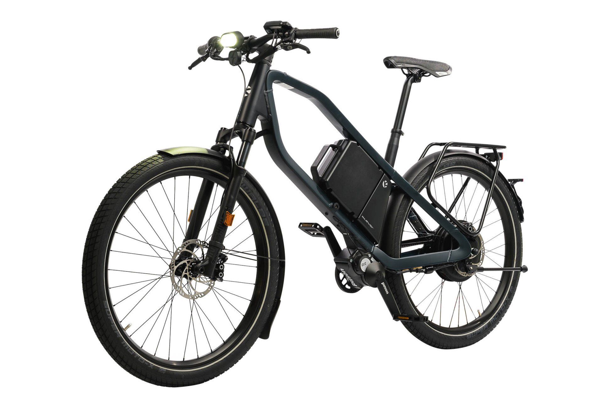 Een zwarte elektrische fiets met aan de achterkant een accu op een witte achtergrond.