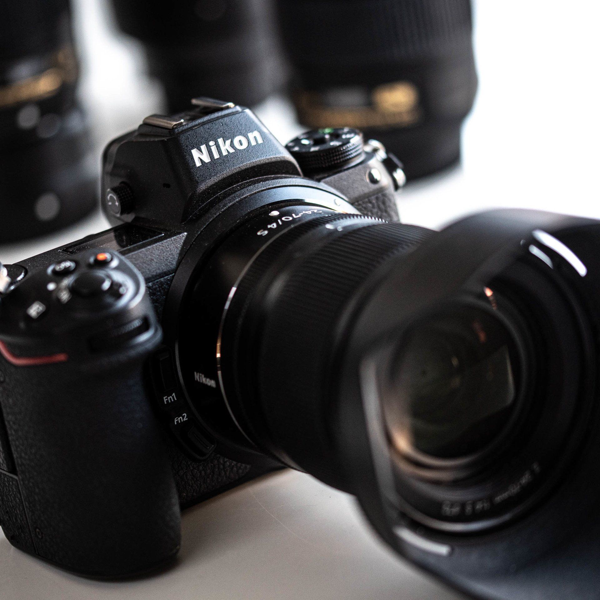Een zwarte Nikon-camera staat op een tafel
