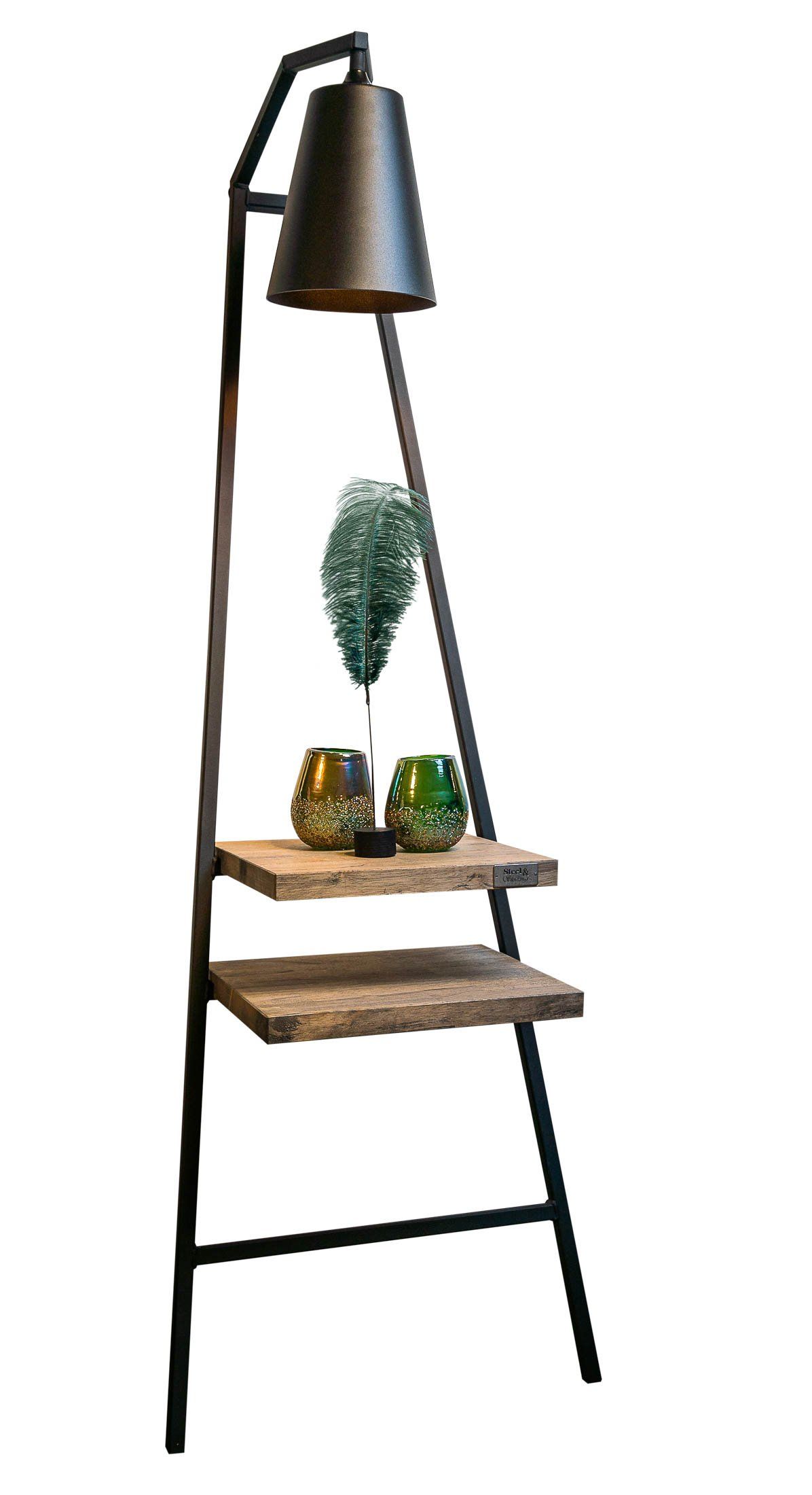 Een lamp die bovenop een houten plank staat.