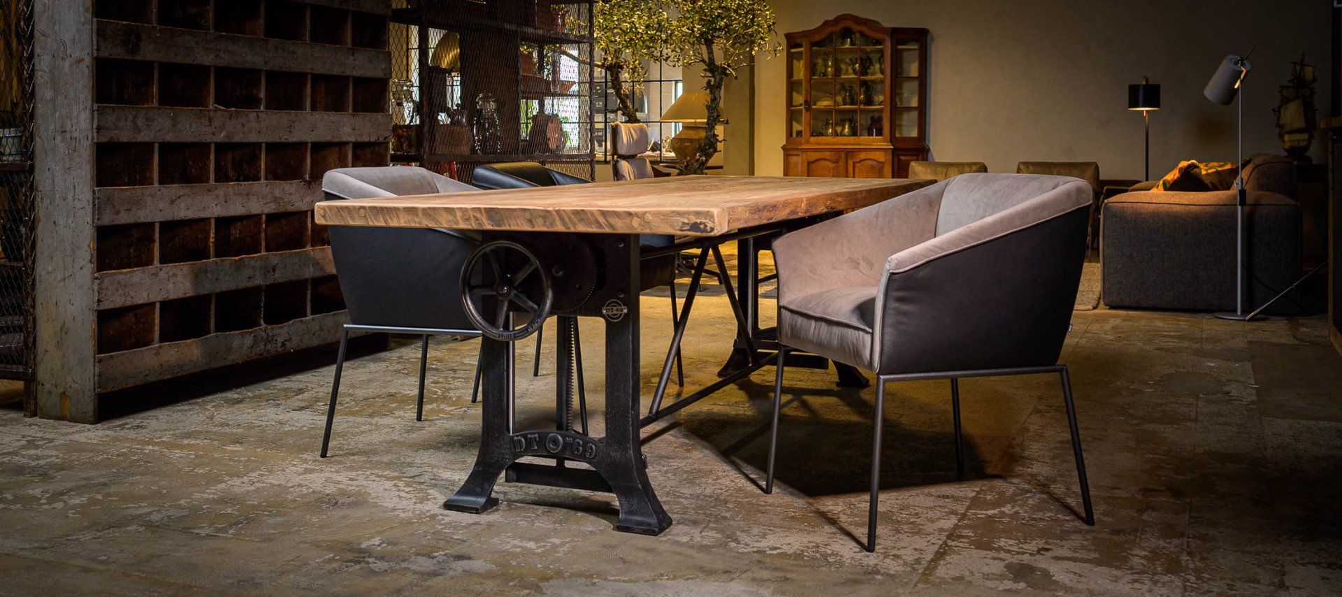 Een eetkamer met een tafel en stoelen.